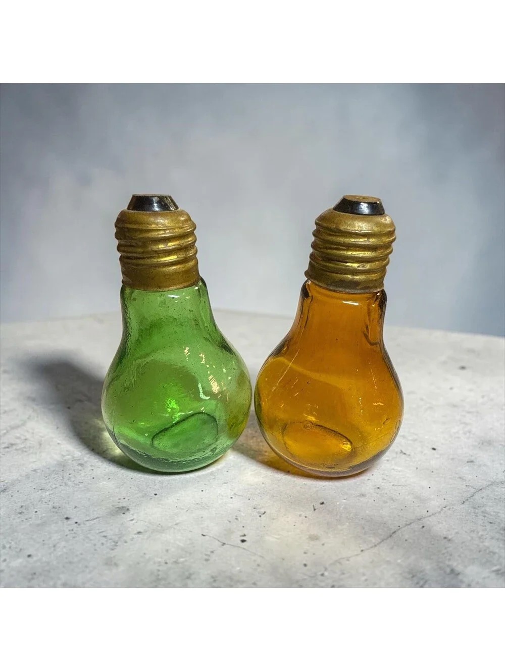 Vintage Light Bulb Salt Pepper Shakers Green & Amber Glass Metal Tops 4